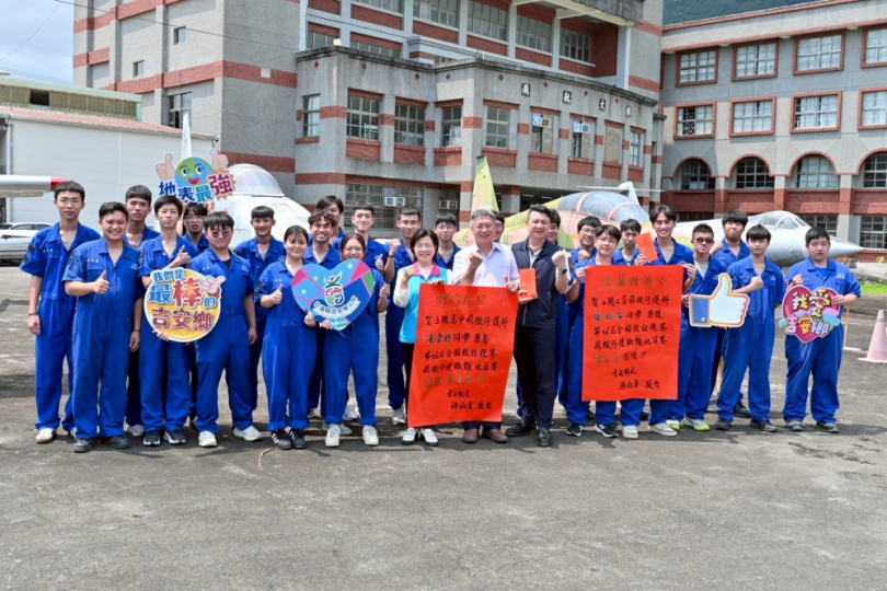 陳韋皓、張柏倫|上騰工商勇奪飛機修護北區佳績,游淑貞貼紅榜!