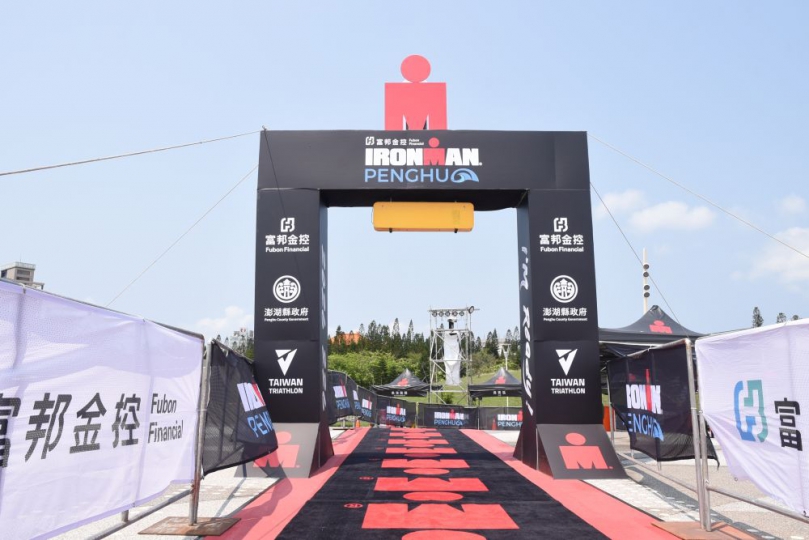 「2026 IRONMAN Penghu澎湖國際鐵人三項賽」登場 50國好手齊聚挑戰極限 本次賽事為期兩天,4月11日率先登場的是「IRONKIDS澎湖」,共有180名小選手參與,挑戰0.2公里海泳及1.6公里路跑,展現新生代運動潛力。4月12日,900名選手將自嵵裡海域下水,完成3.8公里海泳後,接續騎乘自行車行經跨海大橋,於西嶼繞行三圈,迎戰澎湖著名的強勁海風,最後再以42.2公里路跑完賽,全面考驗體能與意志力。
