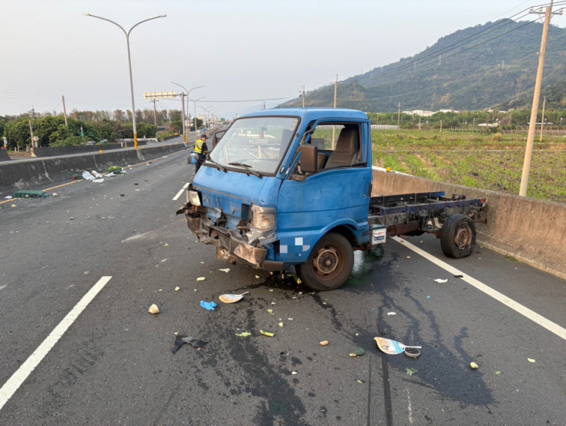 休旅車追撞小貨車撞傷女駕駛|男肇事者落跑被臺東警逮捕,辯稱逃回家喝酒壓驚!