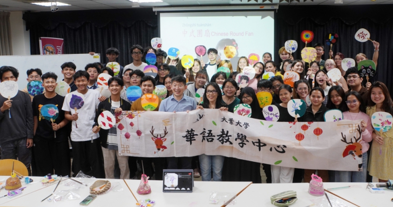 大葉華語中心安排國際學生體驗中式團扇。(照片大葉提供)