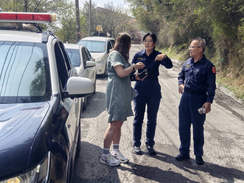 執勤途中遇外籍美女求助,仁愛外事女警溝通無障礙