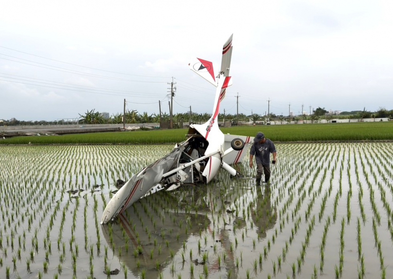 輕航機墜落雲林虎尾田間 余姓駕駛受傷送醫 輕航機疑未依規定向民航局註冊 縣政府已通報運安會依法處置