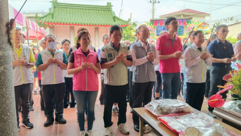 永靖鄉公所在鄭成功紀念館舉辦﹁考生祈福﹂，由魏鄉長率在地民代、首長持香祭拜。（照片記者林碧珠攝）