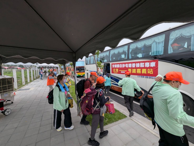 白沙屯媽祖抵北港  公路局嘉義區監理所兩路線疏運專車  香燈腳安心隨香平安回家