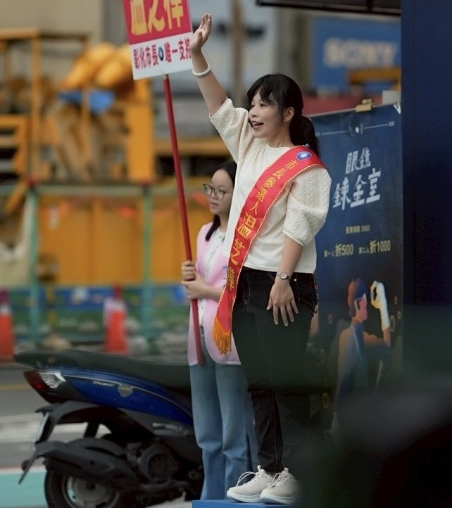 參選彰化市長，縣議員溫芝樺站街頭拜票。（照片服務處提供）