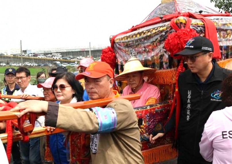 台中大甲媽祖鑾駕走過新崙子大橋 雲林縣長張麗善掌轎恭送前往嘉義縣新港奉天宮