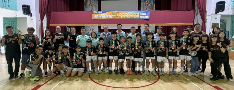 僑信國小籃球隊參加全國賽，獲8座獎杯。（照片僑信提供）