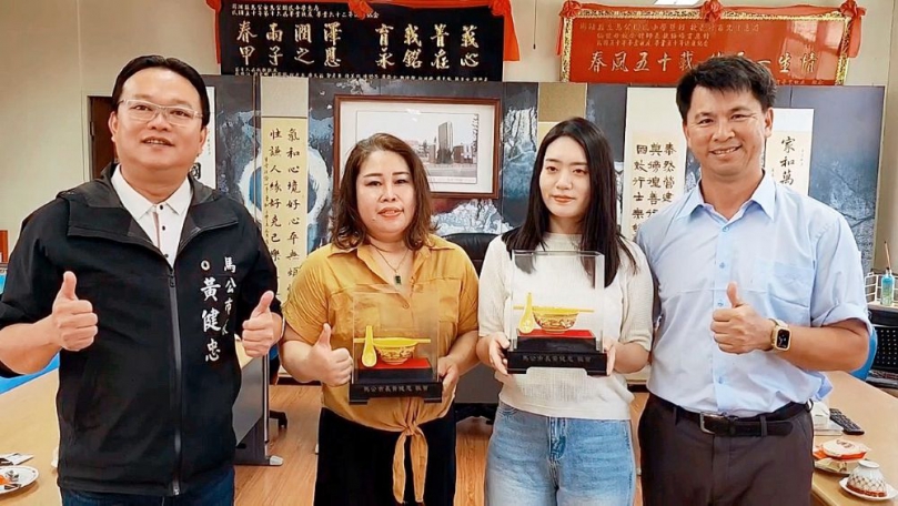 馬公國小勇奪全國午餐大賽特優 黃健忠頒贈「金飯碗」肯定團隊用心  本屆賽事以國產水產品為主題，強調在地食材與營養設計的整合。馬公國小由午餐專業經理人陳玨涵與廚師葉雪花組成團隊，運用澎湖海鮮與農產特色，設計五穀栗香火龍果拌飯、甘梅丁香魚佐紫菜蝦皮餅、鮮味時蔬燴五花、薑絲芥藍菜及酸瓜蛤蜊排骨湯等菜色，從主食到湯品呈現海島風味，也讓孩子在日常用餐中認識在地飲食文化。