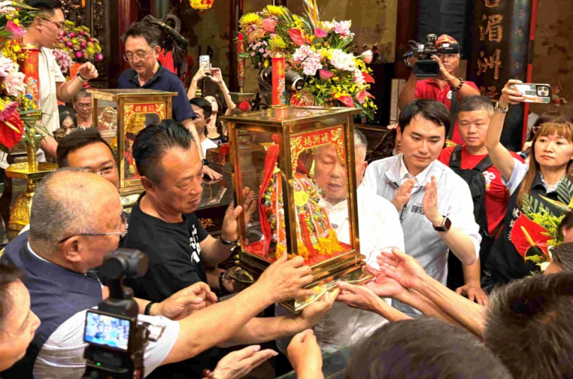 台中大甲媽遶境圓滿起駕 嘉義縣長翁章梁等人點燃馬炮恭送回鑾〜