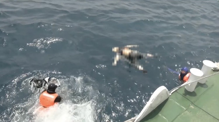 七七高地外海發現浮屍 ｜海巡打撈助返家