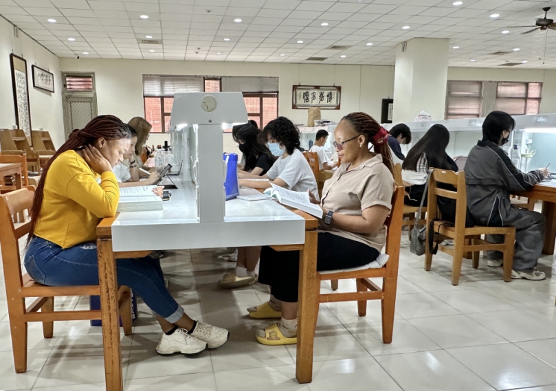暨大響應世界閱讀日！圖書館辦「自修室快閃趴」 鼓勵閱讀融入日常