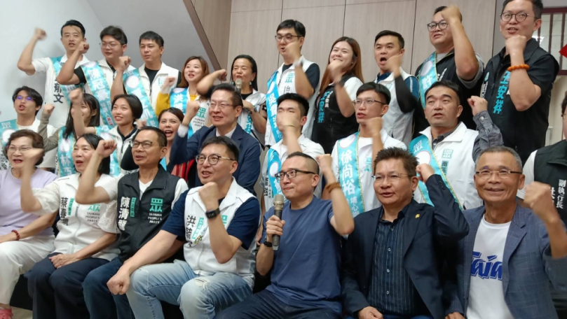 民眾黨不分區立委王安祥（二排中）成立員林服務處。（照片林碧珠攝）