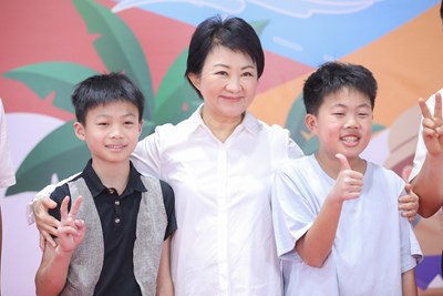 盧秀燕市長表揚1,300名模範暨健康兒童 溫馨獻上「市長抱抱」鼓勵學子
