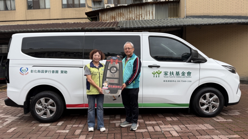 「圓夢行善團」會長謝紅玉（左）代表捐贈全新9人座公務車給彰化家扶。（照片家扶提供）