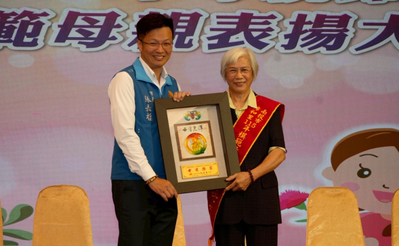 許淑華縣長分赴集集與南投市　表揚模範母親