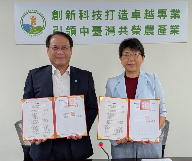中區農改場長楊宏瑛（右）與工研院所長邱國展（左）簽訂「研發合作協議書」。（照片農改場提供）