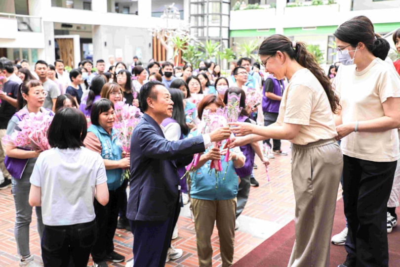 嘉義縣政府洋溢母親節溫情 縣長翁章梁親送康乃馨感謝同仁辛勞！