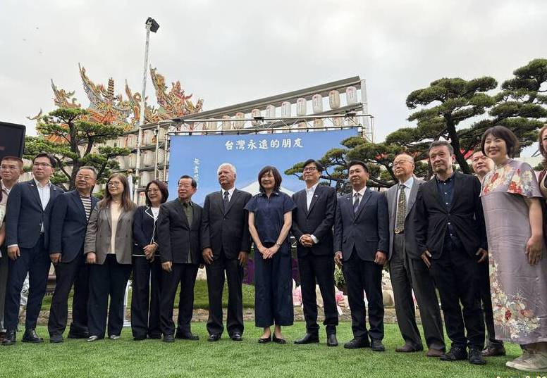 日本前首相安倍晉三夫人率團前往高雄紅毛港保安堂為安倍銅像獻花追思
