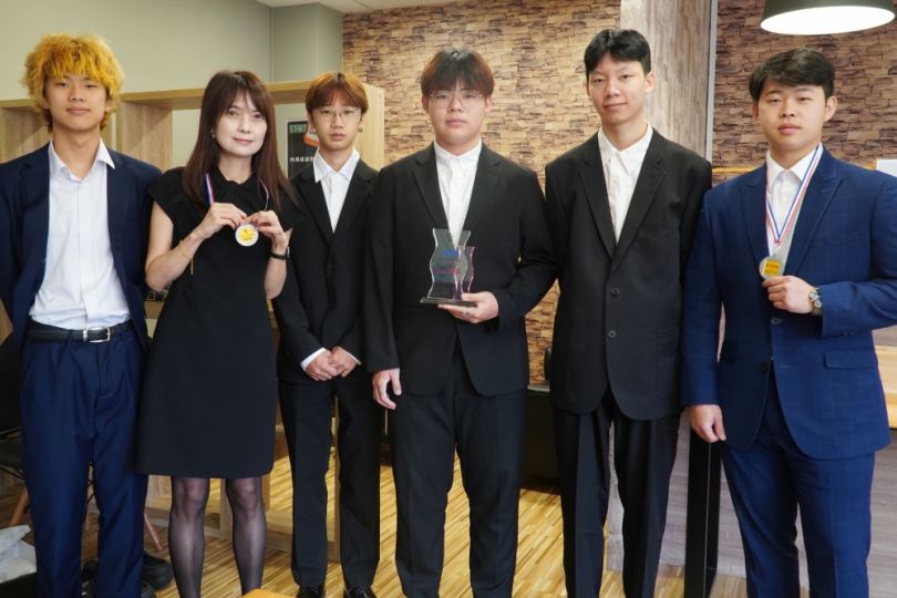 大葉曾宇正同學（右）獲「最佳領袖」獎，謝茵如老師（左2）獲「最佳指導」獎。（照片大葉提供）