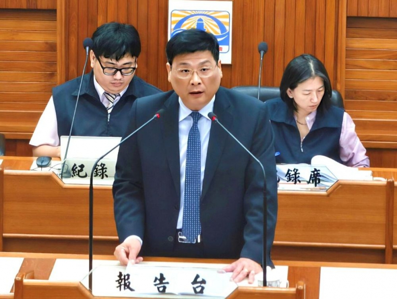 林皆興代理施政總報告 展現全齡宜居、運動觀光與永續澎湖成果  林皆興強調，在縣長陳光復帶領下，過去三年無論社會福利、醫療照護、教育支持、文化觀光、產業發展、交通建設或公共服務品質等面向，皆已逐步展現具體成果，並獲得鄉親肯定。未來縣府也將持續深化醫療、育兒、交通、產業及永續治理等政策，穩健推動縣政發展，打造更具韌性與幸福感的生活環境，邁向「澎湖好政、幸福達陣」願景。