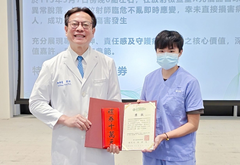 彰基總院長陳穆寬（左）頒10萬元獎金給英勇機警的謝姓放射師（右）。（照片彰基提供）