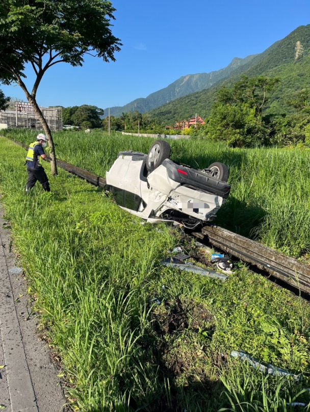車毀人亡｜駕駛才21歲，自小客車臺九線撞斷路樹仰翻路旁水溝上！