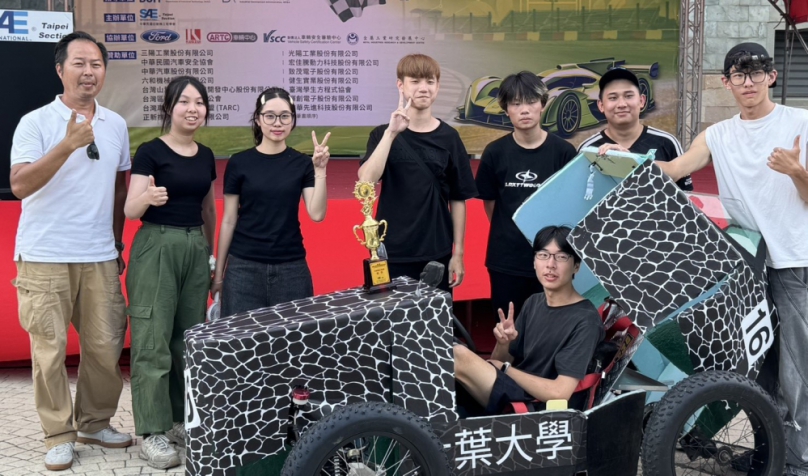 全國大專校院環保節能車大賽,大葉獲「車輛製作」佳作,左1為指導老師。(照片大葉提供)
