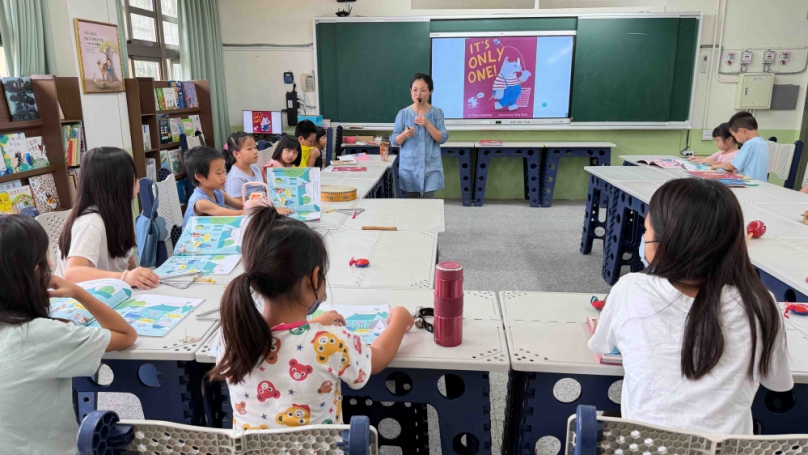 福德學童在校內靜思書軒,推動深度閱讀饗宴。(照片福德提供)