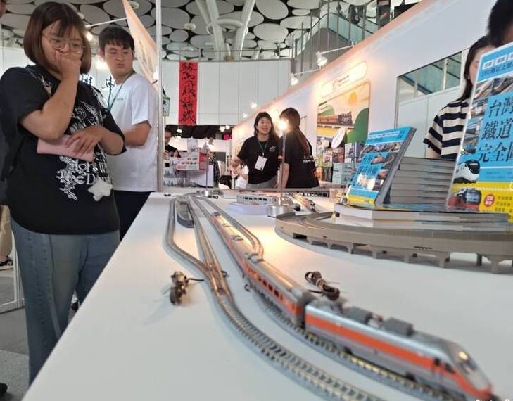 鐵路便當節高雄場限定便當鐵道迷凌晨3點就來排隊購買