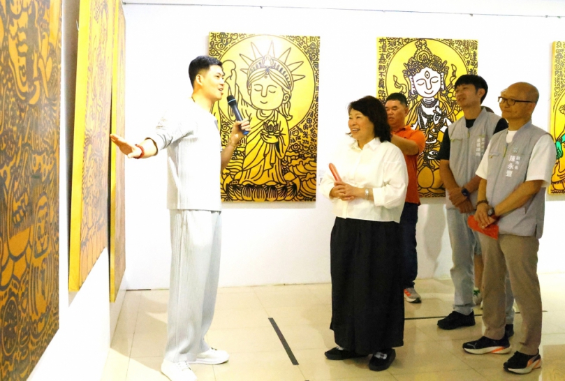 嘉義市圓福寺佛誕節浴佛法會 市長黃敏惠等人祈願社會安定、和諧