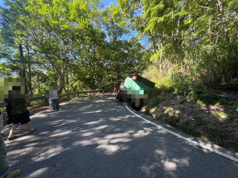 仁愛警分局助事故車脫困