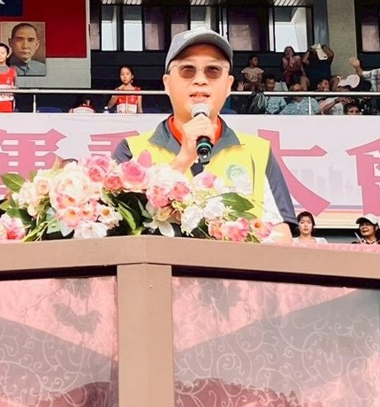 天氣炎熱,彰化市運動會開幕,代表林市長致詞的主祕,只花43秒鐘。(照片公所提供)