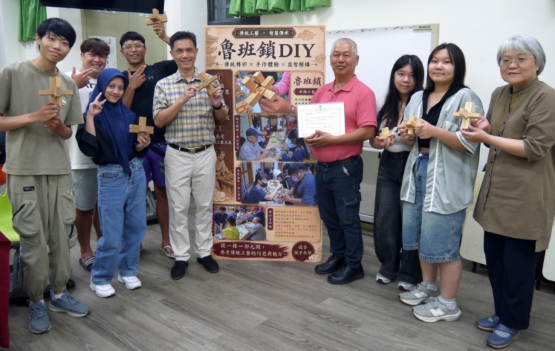 神轎工藝師陳秋霖(右4)受大葉通識中心邀請演講鹿港魯班鎖榫卯技術。(照片大葉提供)