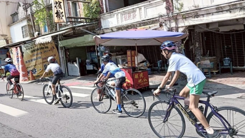高雄太平國小畢業生單車挑戰抵鵝鑾鼻