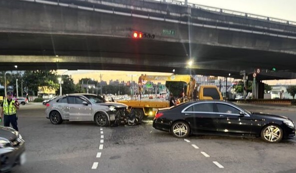 臺中驚傳千萬級別車禍       保時捷與賓士S400相撞