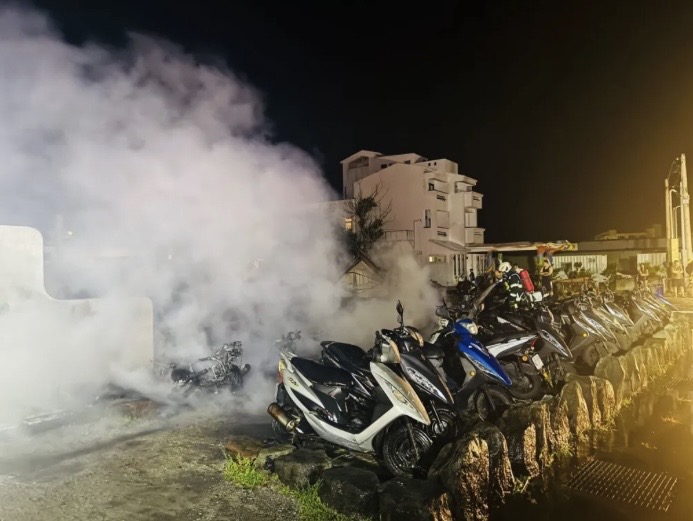 暗夜怪火|綠島柴口某民宿前,9輛機車燒毀、12輛機車受損!