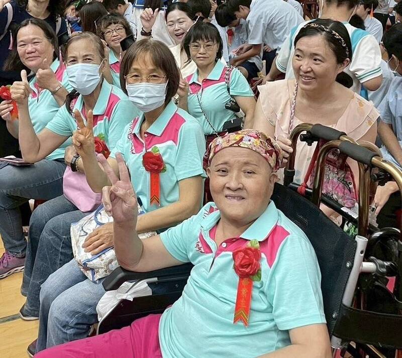 高雄67歲婦讀書路超坎坷抗癌逆境求學終圓夢國中畢業