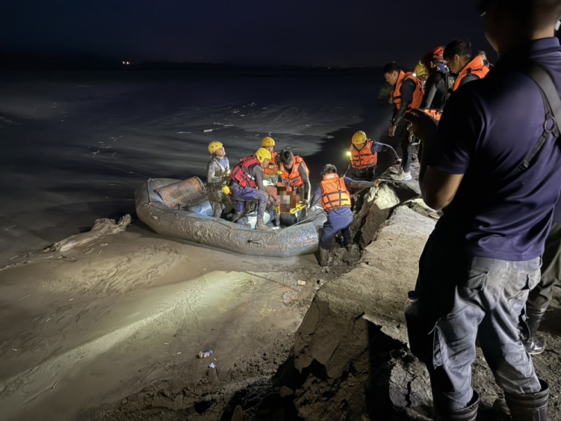 救援成功|神兵踏泥、掌聲響起,馬太鞍溪夜未眠救出遭大洪水捲走60歲工地主任送醫!