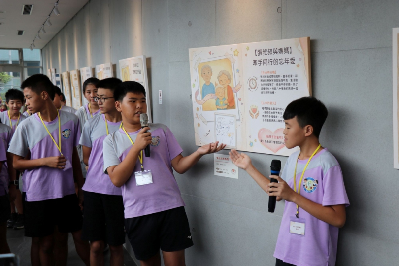 嘉縣新埤國小23名國小生 攜手嘉基太保日照機構訪談長者 老幼生命星光故事繪本展揭幕