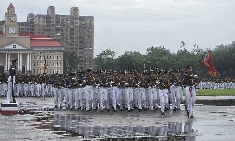 陸官102週年校慶閱兵學生昂首展現軍容陸軍司令呂坤修期勉成為優質現代化科技軍官