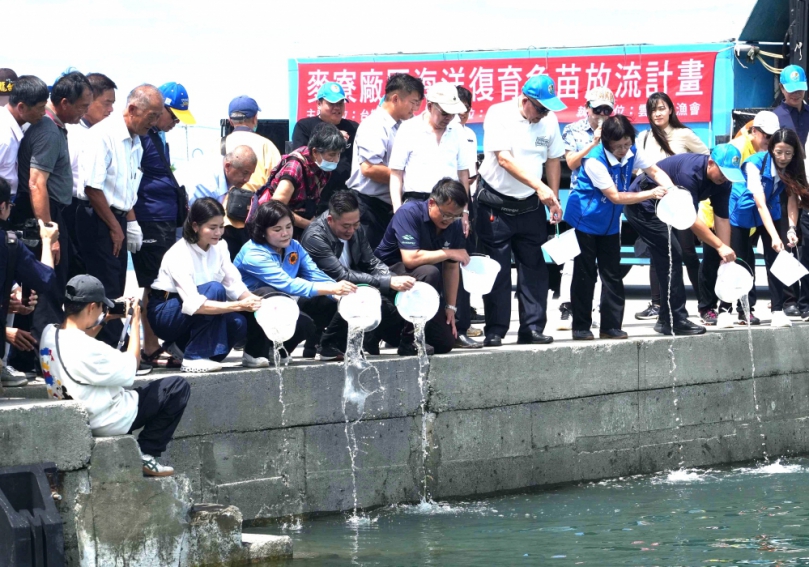 從魚苗放流到海廢再生 雲林縣政府攜手台塑企業與雲林區漁會 推動魚苗放流實踐海洋永續新願景！