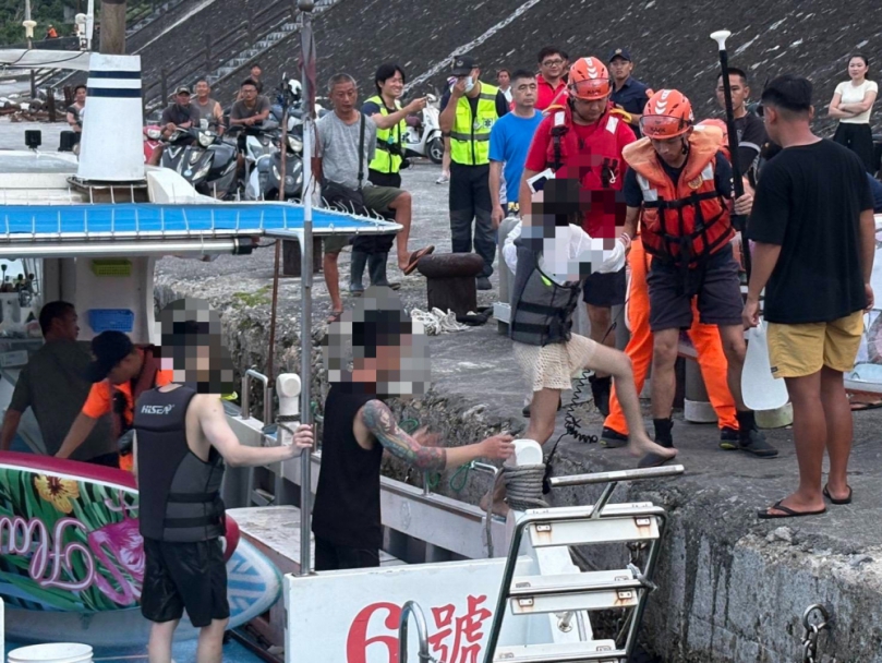 海流沖走|SUP4板6人於海面上載浮載沉、愈漂愈遠求救,綠島海巡巡求漁船協力救援成功!