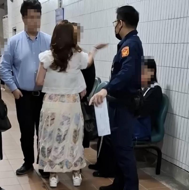 惡霸女無悔意再於法庭灑潑    法官裁定七月二日起延押兩個月