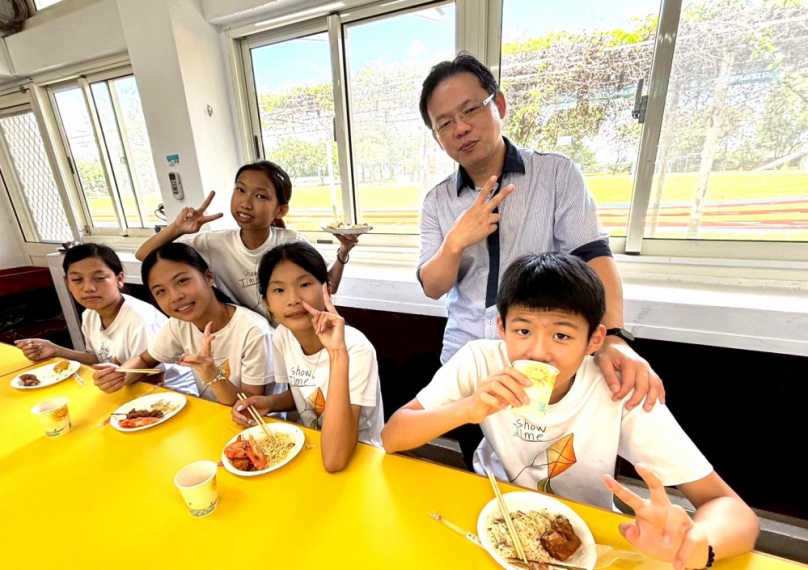 雲林土庫偏鄉小校秀潭國小暖心畢典! 家長霸氣將Buffet帶進校園 洋溢溫馨歡樂!