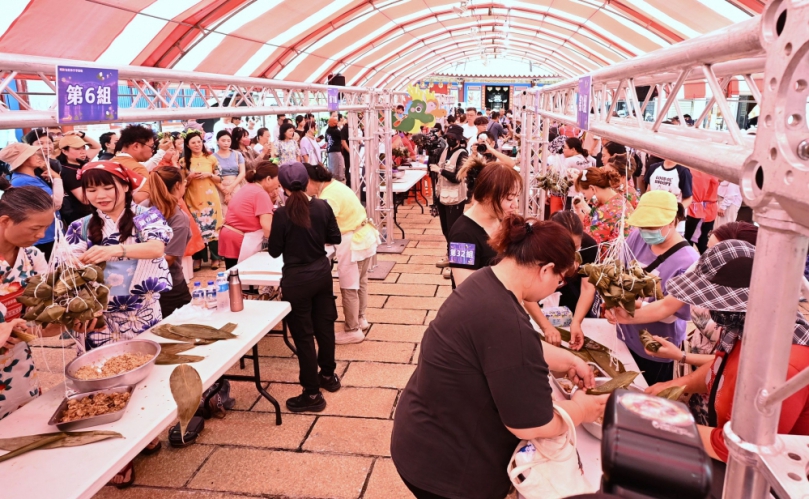 「包粽神手爭霸賽」50隊競技。(照片縣府提供)