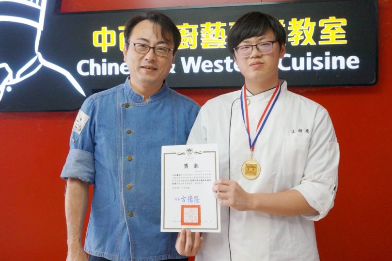 大葉江昶慶同學(右)在林言叡老師(左)指導下,第一次參加國際大賽就奪首獎。(照片大葉提供)
