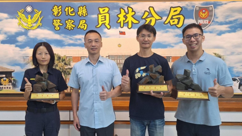 員林所長江耀邦(右2)、大村所長李宜蓁(左)、莒光副所長呂泓緯(右)榮升,分局長(左2)祝賀。(照片警方提供)。