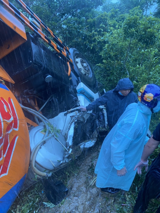 水泥罐車翻覆駁坎下|窄路救援交通中斷,陳錦竹:赤科山主線10.75 K應開闢為臨時會車道!