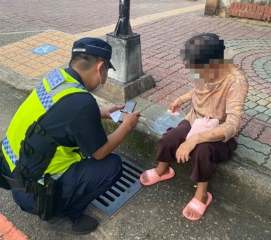 失智老嫗在公園轉三圈    暖警查出聯絡其兒載回