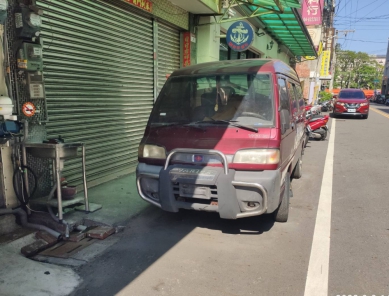 一輛自用小貨車停在別人屋前長達兩年。（照片曹議員提供）